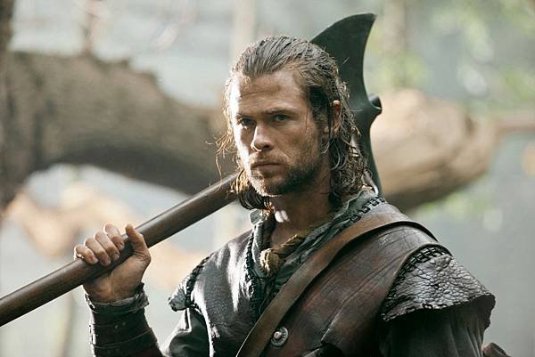 snow-white-huntsman-still10 chris hemsworth the huntsman