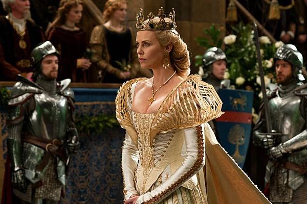 snow-white-huntsman-movie-image-charlize-theron-5