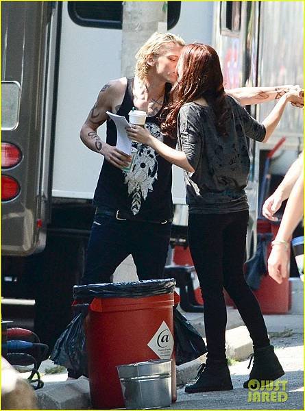 On-the-set-of-The-Mortal-Instruments-City-of-Bones-August-24-2012-clary-fray-31932581-904-1222