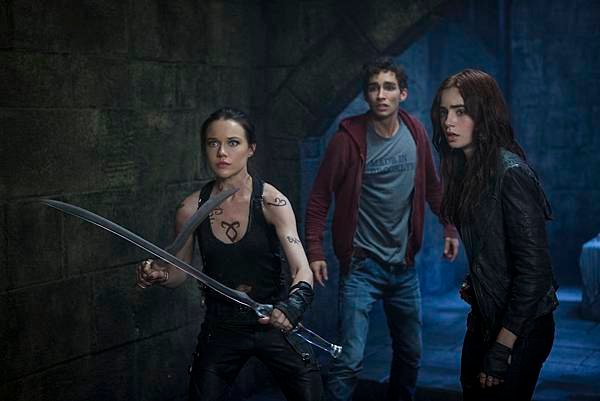 the-mortal-instruments-city-of-bones-lily-collins-jemima-west.jpg