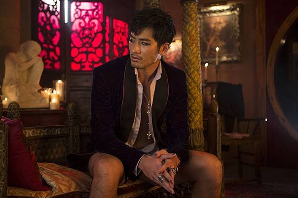 -The-Mortal-Instruments-City-of-Bones-Magnus-still-magnus-bane-35338874-1280-853.jpg