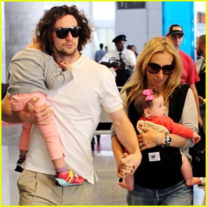 aaron-taylor-johnson-airport-with-sam-wylda-rae-romy-hero.jpg