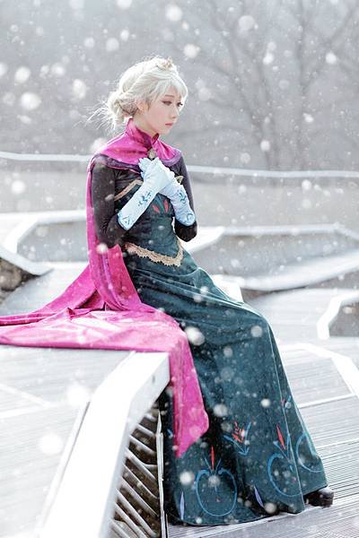 frozen___elsa_cosplay_by_jiminji-d72tz8t.jpg