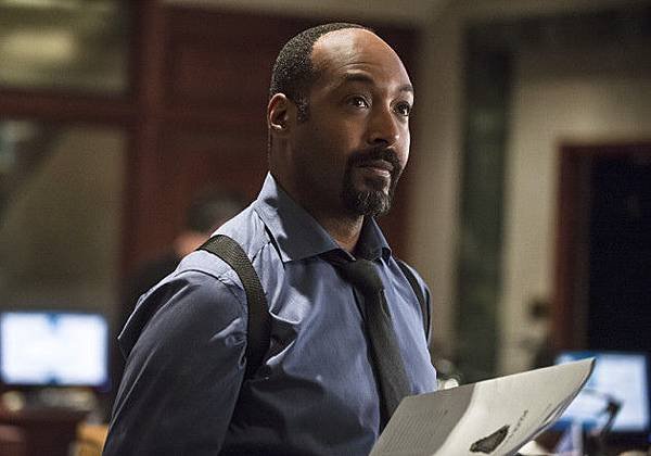 jesse-martin-as-det-joe-west-the-flash-s1e2.jpg