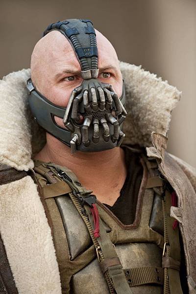 2338426-exclusive_image_of_tom_hardy_as_bane_in_the_dark_knight_rises_102438_00_1000_100.jpg