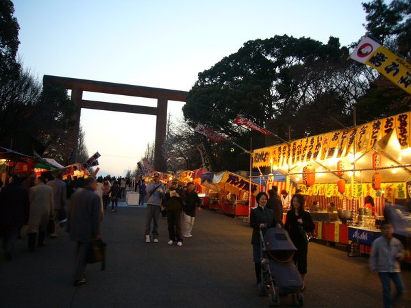 前往附近的櫻花祭夜市