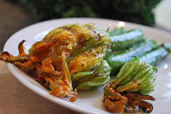 免炸起司鑲黃金櫛瓜花 Crispy Baked Zucchini Flowers Stuffed w/ Cheese