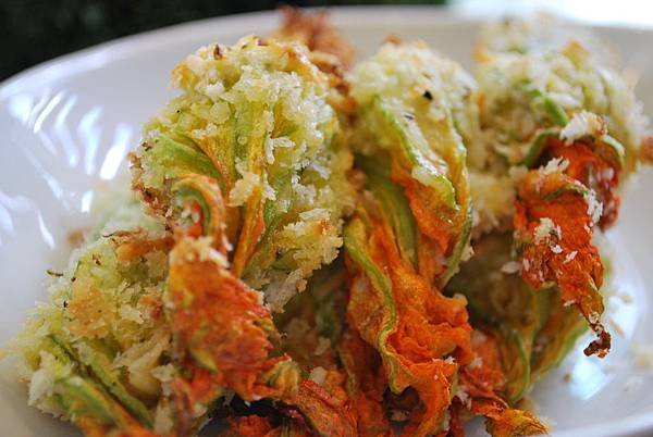 免炸起司鑲黃金櫛瓜花 Crispy Baked Zucchini Flowers Stuffed w/ Cheese