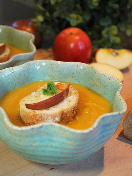 歐洲人這樣喝湯：蘋果甜薯防風草濃湯 Apple, Sweet Potato and Parsnip Soup