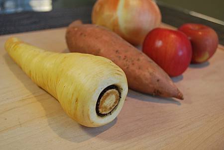 歐洲人這樣喝湯：蘋果甜薯防風草濃湯 Apple, Sweet Potato and Parsnip Soup