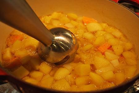 歐洲人這樣喝湯：蘋果甜薯防風草濃湯 Apple, Sweet Potato and Parsnip Soup