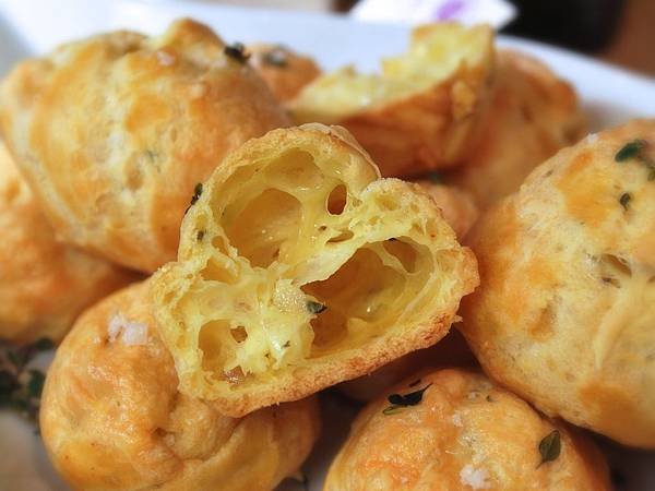 耶誕派對香酥點：金黃起司鹹泡芙 Gruyère Gougères