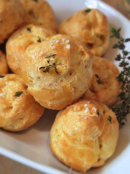 耶誕派對香酥點：金黃起司鹹泡芙 Gruyère Gougères