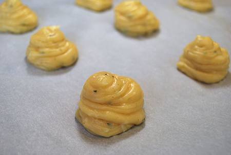 耶誕派對香酥點：金黃起司鹹泡芙 Gruyère Gougères