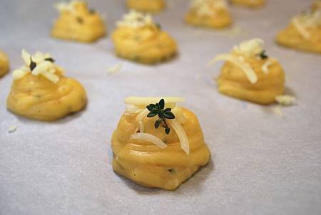 耶誕派對香酥點：金黃起司鹹泡芙 Gruyère Gougères