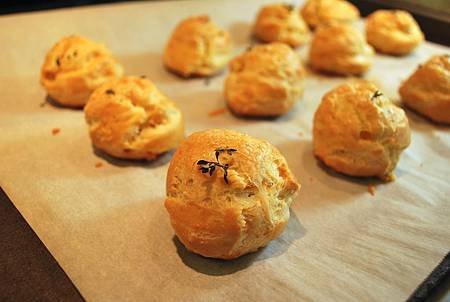 耶誕派對香酥點：金黃起司鹹泡芙 Gruyère Gougères