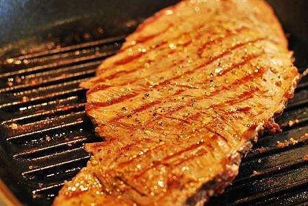 舌尖上的阿根廷：烤牛排佐阿根廷青醬 Grilled Steak w/ Chimichurri Sauce