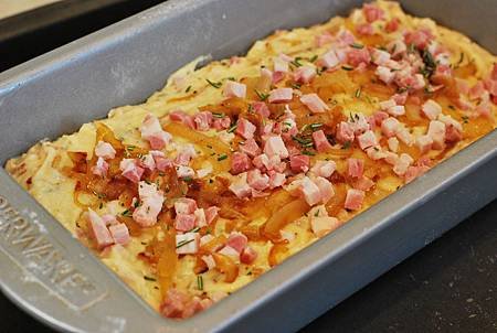 法式蛋糕鹹鹹吃：焦糖洋蔥培根鹹蛋糕 Caramelized Onion and Pancetta Cake 