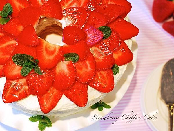 情人專屬的甜蜜：草莓戚風蛋糕 Strawberry Chiffon Cake