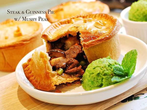 愛爾蘭的寶藏盒：英式啤酒牛肉派佐豌豆泥 Steak &amp; Guinness Pie w/ Mushy Peas