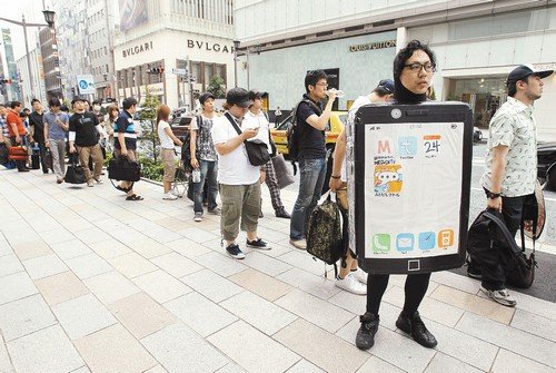 東京銀座的蘋果商店門前，顧客排隊等候購買iPhone 4。(路透).jpg