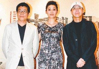 「唐山大地震」導演馮小剛(右起)、女演員徐帆及華誼集團董事長王中軍昨天出席首映會。.jpg