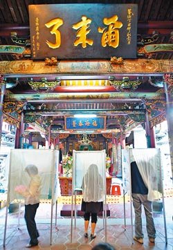 神聖的一票　▲台南市的台灣府城隍廟，黑底金字的「爾來了」匾額被譽為府城三大名匾之一，圖為該廟在選舉時作為投開票所，牌匾涵義與投票選民相呼應。（本報資料照片）.jpg