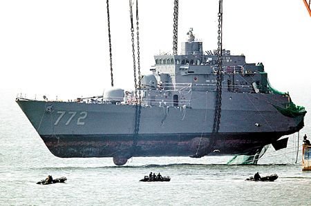 南韓海軍的「天安艦」在北韓海域外的白翎島西南，遭受不明魚雷擊沉（美聯社）.jpg