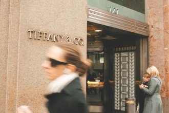 Tiffany進軍精品皮件市場，希望高獲利的小皮件促進業績成長。（彭博資訊）.jpg