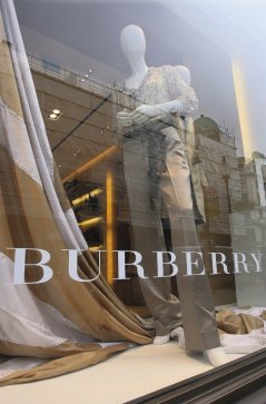 時尚品牌Burberry設專屬社交網站以提振網路行銷。該公司的直接零售已超越批發銷售。（彭博資訊）.jpg