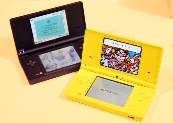 Ltd &apos;s DSi are on display during the press conference at the Foreign Correspondents&apos; Club in Japan on April 9, 2009 in Tokyo.bmp