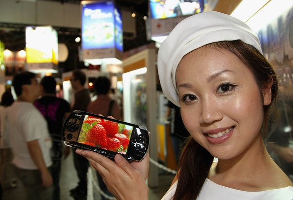 A model displays Sony Computer Entertainment&apos;s new PlayStation Portable (PSP-3000).bmp