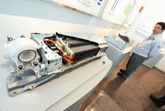 Panasonic跨足電動車電池市場，圖為豐田複合動力車Prius 的電池組。歐新社.bmp