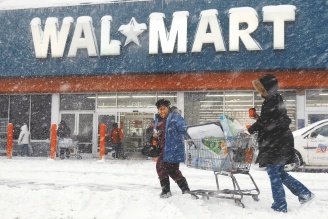 暴風雪來襲，民眾足不出戶，往年耶誕節前一周的「超級星期六」購物潮也不復見，連沃爾瑪超市都門可羅雀。（美聯社）.jpg