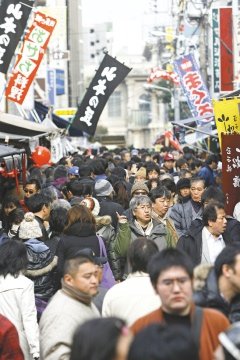 日本築地魚市擠滿採購年貨的人潮，熱鬧非凡。鳩山內閣30日公布一份10年經濟成長政策，目標是讓年平均經濟實質成長率超過2%，並誓言增加476萬個工作機會。（歐新社）.bmp