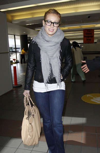 Hilary+Duff+Arriving+LAX+Catch+Flight+SGPKqEz4B2Al.jpg