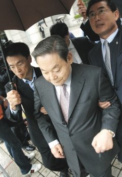 三星電子前董事長李健熙將回鍋掌舵，圖為他2008年7月出庭後離開法院的檔案照片。路透.jpg