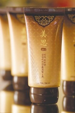 MISSHA美思草本 BB霜SPF30、PA++ （790元∕50ml）含山蔘、冬蟲夏草及鹿茸古老東方漢方三寶精萃，防範紫外線，並能讓肌膚散發光采彈性。.jpg