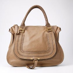 卡其色牛皮大型Marcie Bag NT$63,500.jpg