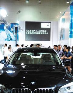 中國市場是德國BMW、賓士、Audi等三大豪華車廠賴以成長的主要動力。圖為BMW新車在大連車展上亮相。新華社.jpg