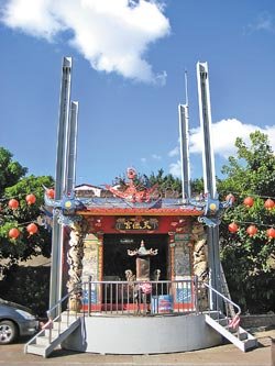 士林三腳渡「天德宮」收容遭丟棄漂流至此的71尊神像，因地處河畔屢受淹水之苦，當地居民集資打造全台唯一可升降的土地公廟。（蕭博文攝）.jpg