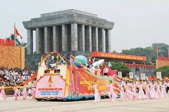 河內10日舉行盛大慶祝建城千年活動，希望能擺脫昔日飽受戰火摧殘的印象。民眾穿著傳統服飾跟著花車遊行。（美聯社）.jpg