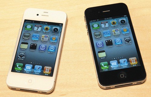 iPhone 4有黑色與白色兩種機款，但蘋果公司23 日宣布，白色機款因故必須等到7月下半才能供貨。(路透).jpg