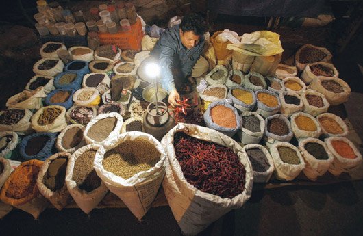 印度食品價格上漲已開始影響經濟。面對新興市場通貨膨脹蠢蠢欲動，投資人可考慮選擇與通膨連動的債券，或投資地產類股和消費類股。路透.jpg