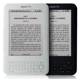 亞馬遜公司宣布兩款新版Kindle電子書閱讀器，外型更輕薄，電池續航力更長達一個月，最低售價139美元，預定8月27日開始出貨。（路透）.jpg