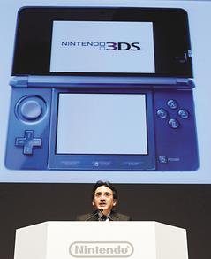 任天堂社長岩田聰在東京記者會上宣布新款3DS掌上型遊戲機將在明年2月發售，無法趕在耶誕購物季前搶攻市場。（美聯社）.jpg