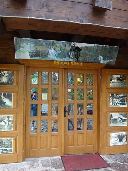 3059.克羅埃西亞桃花源境 Rastoke 午餐餐廳(看到反射的我嗎 證明我有去喔).JPG