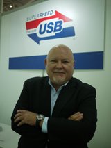 USB-IF總裁暨首席營運官Jeff Ravencraft表示，截至目前，USB裝置出貨量已逼近一百億件，未來出貨量亦將維持每年三十億件的成長，其中USB 3.0將會是最主要的成長力道。