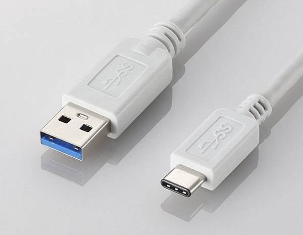 USB-C 接頭上下端完全一致，不再有正面反面差異，這項特性與蘋果 Lightning 介面是相同的便利設計，只是 USB-C 標準設計為內凹的母接頭，蘋果 Lightning 介面則是外凸的公接頭。