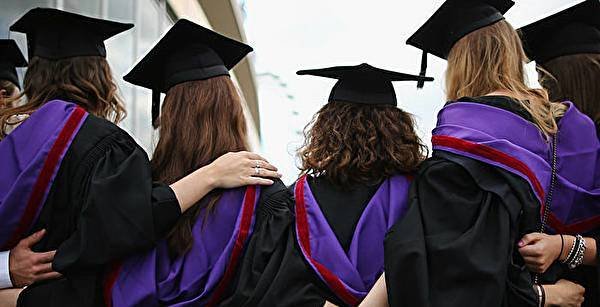 那年她剛從大學畢業，分配在一個離家較遠的公司上班。